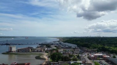 İngiltere 'nin Kent kentinde, Sahildeki Hythe Town ve Okyanus Yüksek Açı Manzarası. 17 Mayıs 2024 'teki sıcak hava koşullarında şehir konutlarının hava görüntüleri Drone' un kamerasıyla kaydedildi.