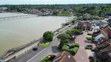 İngiltere 'nin Kent kentinde, Sahildeki Hythe Town ve Okyanus Yüksek Açı Manzarası. 17 Mayıs 2024 'teki sıcak hava koşullarında şehir konutlarının hava görüntüleri Drone' un kamerasıyla kaydedildi.
