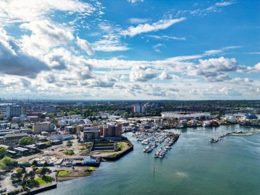 Güney İngiltere kıyısındaki Southampton liman şehrinin hava görüntüsü, Birleşik Krallık. Yüksek Açılı Kamera 16 Mayıs 2024 'te Günbatımı sırasında İHA' nın Orta Yükseklikten Kamerası ile çekildi..