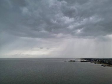 İngiltere 'nin Deniz Kenti' ndeki Merkez Clacton 'da, En Güzel ve Çekici İngiliz Turist Çekimi' nin Hava Manzarası. Yüksek Açılı Kamera 21 Mayıs 2024 'te İHA' nın Kamerasıyla çekildi.