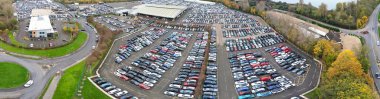 İngiltere 'nin Kempston Köyü' ndeki Araba Açık Artırmaları Büyük Otomobil Otoparkı Hava Panoramik Manzarası. 18 Kasım 2024 'te Bulutlu Akşamın Yüksek Açılı Görüntüsü Çekildi