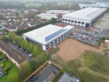Central City Centre Elstree Uxbridge Londra Şehri, İngiltere Havacılık Manzarası. Yağmurlu ve Bulutlu bir gündü. İngiltere 'de güçlü rüzgarlar vardı. Yüksek açılı drone' un kamerası 4 Nisan 2024 'te çekildi.