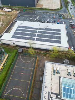 Central City Centre Elstree Uxbridge Londra Şehri, İngiltere Havacılık Manzarası. Yağmurlu ve Bulutlu bir gündü. İngiltere 'de güçlü rüzgarlar vardı. Yüksek açılı drone' un kamerası 4 Nisan 2024 'te çekildi.