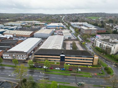 Central City Centre Elstree Uxbridge Londra Şehri, İngiltere Havacılık Manzarası. Yağmurlu ve Bulutlu bir gündü. İngiltere 'de güçlü rüzgarlar vardı. Yüksek açılı drone' un kamerası 4 Nisan 2024 'te çekildi.