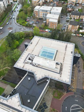 Central City Centre Elstree Uxbridge Londra Şehri, İngiltere Havacılık Manzarası. Yağmurlu ve Bulutlu bir gündü. İngiltere 'de güçlü rüzgarlar vardı. Yüksek açılı drone' un kamerası 4 Nisan 2024 'te çekildi.