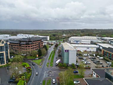 Central City Centre Elstree Uxbridge Londra Şehri, İngiltere Havacılık Manzarası. Yağmurlu ve Bulutlu bir gündü. İngiltere 'de güçlü rüzgarlar vardı. Yüksek açılı drone' un kamerası 4 Nisan 2024 'te çekildi.