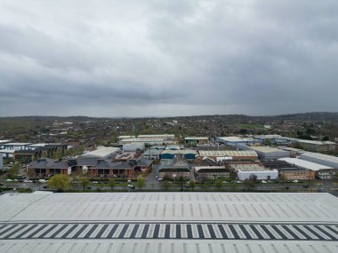 Central City Centre Elstree Uxbridge Londra Şehri, İngiltere Havacılık Manzarası. Yağmurlu ve Bulutlu bir gündü. İngiltere 'de güçlü rüzgarlar vardı. Yüksek açılı drone' un kamerası 4 Nisan 2024 'te çekildi.