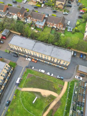 Central City Centre Elstree Uxbridge Londra Şehri, İngiltere Havacılık Manzarası. Yağmurlu ve Bulutlu bir gündü. İngiltere 'de güçlü rüzgarlar vardı. Yüksek açılı drone' un kamerası 4 Nisan 2024 'te çekildi.
