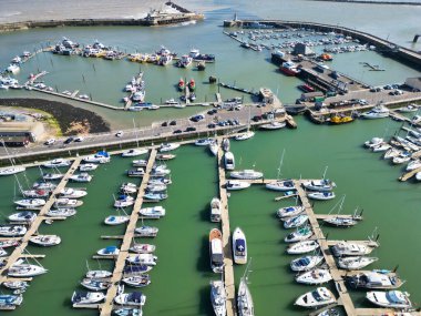 İngiltere 'nin başkenti Kent' teki Ramsgate Beach ve Ocean City 'de İngiltere' nin Güzel Turist Çekimi 'nin Yüksek Açı Manzarası. Drone 'un Kamera Görüntüsü 21 Nisan 2024