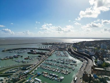 İngiltere 'nin başkenti Kent' teki Ramsgate Beach ve Ocean City 'de İngiltere' nin Güzel Turist Çekimi 'nin Yüksek Açı Manzarası. Drone 'un Kamera Görüntüsü 21 Nisan 2024