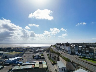 İngiltere 'nin başkenti Kent' teki Ramsgate Beach ve Ocean City 'de İngiltere' nin Güzel Turist Çekimi 'nin Yüksek Açı Manzarası. Drone 'un Kamera Görüntüsü 21 Nisan 2024