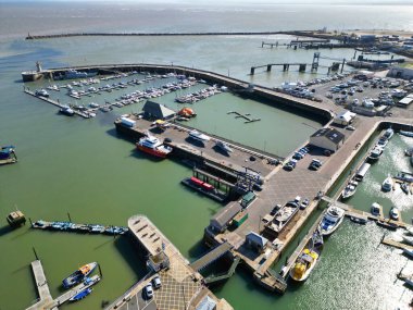 İngiltere 'nin başkenti Kent' teki Ramsgate Beach ve Ocean City 'de İngiltere' nin Güzel Turist Çekimi 'nin Yüksek Açı Manzarası. Drone 'un Kamera Görüntüsü 21 Nisan 2024