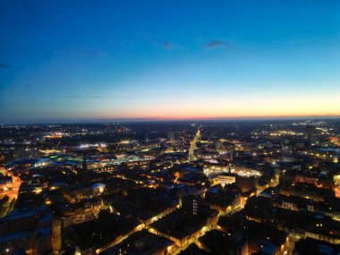 İngiltere 'nin Aydınlanmış Tarihi Leicester Şehri Yüksek Açılı Manzara Gecesi. Hava Görüntüsü, 26 Nisan 2024 'te Orta Yükseklikten İHA' nın Kamerasıyla çekildi..