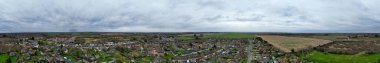 İngiltere Bedfordshire 'daki Arlesey Kasabası Havacılık Panoramik Görüntüsü. Yüksek Açılı Görüntü Bulutlu ve Yağmurlu 27 Şubat 2024 'te Orta Yükseklikten İHA' nın Kamerası.