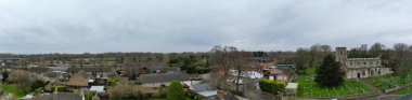 İngiltere Bedfordshire 'daki Arlesey Kasabası Havacılık Panoramik Görüntüsü. Yüksek Açılı Görüntü Bulutlu ve Yağmurlu 27 Şubat 2024 'te Orta Yükseklikten İHA' nın Kamerası.