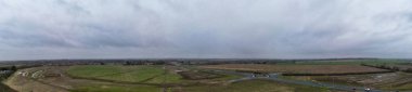 İngiltere Bedfordshire 'daki Arlesey Kasabası Havacılık Panoramik Görüntüsü. Yüksek Açılı Görüntü Bulutlu ve Yağmurlu 27 Şubat 2024 'te Orta Yükseklikten İHA' nın Kamerası.