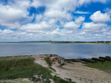 Hayling Adası 'ndaki Havant Hayling Sahili ve Okyanusu' nun Güzel ve Barışçıl Turist Çekimi Yüksek Açı Görüntüsü ve Eski Sivil Kilise, Havant Hampshire, Güney Doğu İngiltere İngiltere. 15 Mayıs 2024 'te Drone' un Kamerasıyla yakalanmış.