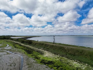 Hayling Adası 'ndaki Havant Hayling Sahili ve Okyanusu' nun Güzel ve Barışçıl Turist Çekimi Yüksek Açı Görüntüsü ve Eski Sivil Kilise, Havant Hampshire, Güney Doğu İngiltere İngiltere. 15 Mayıs 2024 'te Drone' un Kamerasıyla yakalanmış.