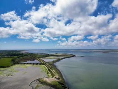 Hayling Adası 'ndaki Havant Hayling Sahili ve Okyanusu' nun Güzel ve Barışçıl Turist Çekimi Yüksek Açı Görüntüsü ve Eski Sivil Kilise, Havant Hampshire, Güney Doğu İngiltere İngiltere. 15 Mayıs 2024 'te Drone' un Kamerasıyla yakalanmış.