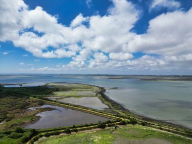 Hayling Adası 'ndaki Havant Hayling Sahili ve Okyanusu' nun Güzel ve Barışçıl Turist Çekimi Yüksek Açı Görüntüsü ve Eski Sivil Kilise, Havant Hampshire, Güney Doğu İngiltere İngiltere. 15 Mayıs 2024 'te Drone' un Kamerasıyla yakalanmış.