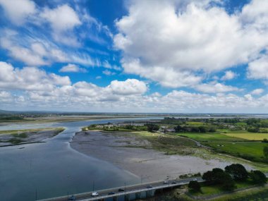 Hayling Adası 'ndaki Havant Hayling Sahili ve Okyanusu' nun Güzel ve Barışçıl Turist Çekimi Yüksek Açı Görüntüsü ve Eski Sivil Kilise, Havant Hampshire, Güney Doğu İngiltere İngiltere. 15 Mayıs 2024 'te Drone' un Kamerasıyla yakalanmış.