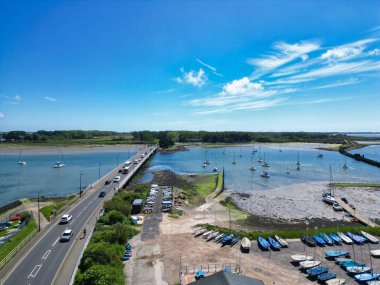 Hayling Adası 'ndaki Havant Hayling Sahili ve Okyanusu' nun Güzel ve Barışçıl Turist Çekimi ve Eski Sivil Kilise, Havant Hampshire, Güney Doğu İngiltere. 15 Mayıs 2024