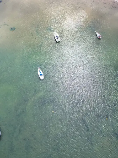 Hayling Adası 'ndaki Havant Hayling Sahili ve Okyanusu' nun Güzel ve Barışçıl Turist Çekimi ve Eski Sivil Kilise, Havant Hampshire, Güney Doğu İngiltere. 15 Mayıs 2024