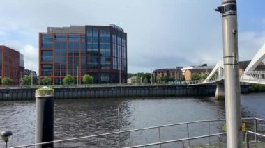 Düşük açılı Glasgow Şehir Merkezi ve Şehir Merkezi Sokak Turu, İskoçya, İngiltere Yağmurlu ve Bulutlu Gün. 5 Haziran 2024