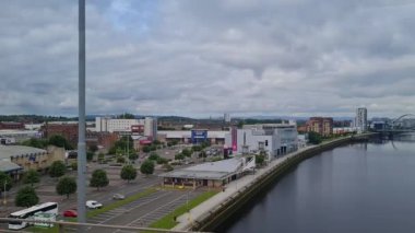 Düşük açılı Glasgow Şehir Merkezi ve Şehir Merkezi Sokak Turu, İskoçya, İngiltere Yağmurlu ve Bulutlu Gün. 5 Haziran 2024