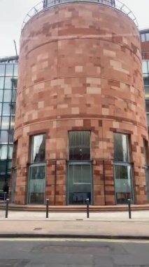 Glasgow 'un Düşük Açı Portresi ve Dikey Tarz Görüntüsü ve Şehir Merkezi Otobüs Turu, İskoçya, Birleşik Krallık. 12 Haziran 2024, Glasgow Tur Otobüs Koltuğu sırasında görüntüler kaydedildi..