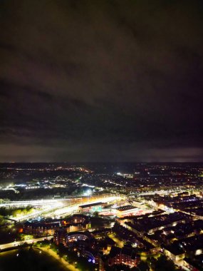 İngiltere 'nin aydınlanmış Central Bedford şehrinin hava görüntüsü. 5 Nisan 2024, Yüksek Açılı Görüntü İHA 'nın Kamerasıyla Günbatımı ve Gecenin Başı' ndan sonra çekildi.