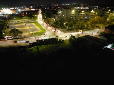 İngiltere 'nin aydınlanmış Central Bedford şehrinin hava görüntüsü. 5 Nisan 2024, Yüksek Açılı Görüntü İHA 'nın Kamerasıyla Günbatımı ve Gecenin Başı' ndan sonra çekildi.