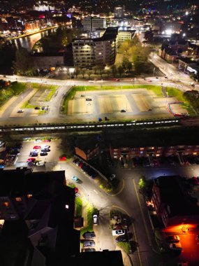 İngiltere 'nin aydınlanmış Central Bedford şehrinin hava görüntüsü. 5 Nisan 2024, Yüksek Açılı Görüntü İHA 'nın Kamerasıyla Günbatımı ve Gecenin Başı' ndan sonra çekildi.