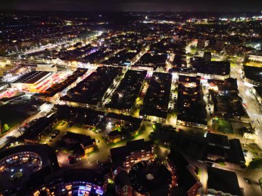 İngiltere 'nin aydınlanmış Central Bedford şehrinin hava görüntüsü. 5 Nisan 2024, Yüksek Açılı Görüntü İHA 'nın Kamerasıyla Günbatımı ve Gecenin Başı' ndan sonra çekildi.