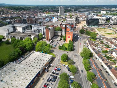 İngiltere 'nin güneybatısındaki tarihi Swindon şehrinin yüksek açılı görüntüsü. Hava görüntüsü, 27 Mayıs 2024 'te, İHA' nın kamerasıyla Orta Yükseklik 'ten günbatımı saatinde kaydedildi..