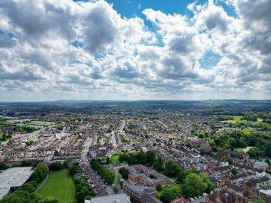 İngiltere 'nin güneybatısındaki tarihi Swindon şehrinin yüksek açılı görüntüsü. Hava görüntüsü, 27 Mayıs 2024 'te, İHA' nın kamerasıyla Orta Yükseklik 'ten günbatımı saatinde kaydedildi..