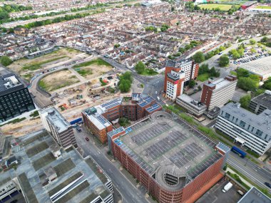 İngiltere 'nin güneybatısındaki tarihi Swindon şehrinin yüksek açılı görüntüsü. Hava görüntüsü, 27 Mayıs 2024 'te, İHA' nın kamerasıyla Orta Yükseklik 'ten günbatımı saatinde kaydedildi..