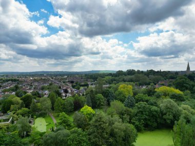 İngiltere 'nin güneybatısındaki tarihi Swindon şehrinin yüksek açılı görüntüsü. Hava görüntüsü, 27 Mayıs 2024 'te, İHA' nın kamerasıyla Orta Yükseklik 'ten günbatımı saatinde kaydedildi..