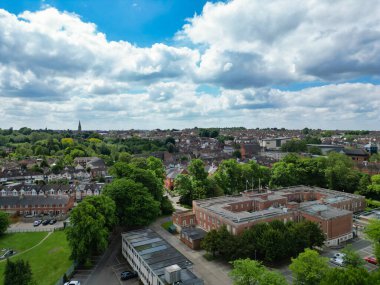 İngiltere 'nin güneybatısındaki tarihi Swindon şehrinin yüksek açılı görüntüsü. Hava görüntüsü, 27 Mayıs 2024 'te, İHA' nın kamerasıyla Orta Yükseklik 'ten günbatımı saatinde kaydedildi..