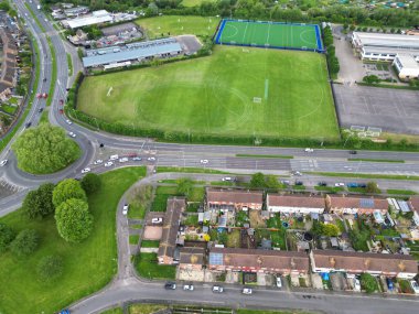 İngiltere 'nin güneybatısındaki tarihi Swindon şehrinin yüksek açılı görüntüsü. Hava görüntüsü, 27 Mayıs 2024 'te, İHA' nın kamerasıyla Orta Yükseklik 'ten günbatımı saatinde kaydedildi..