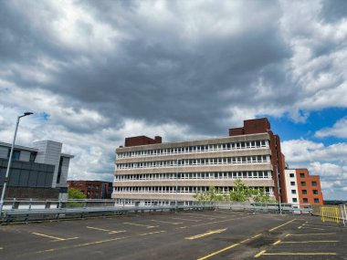 İngiltere 'nin güneybatısındaki tarihi Swindon şehrinin yüksek açılı görüntüsü. Hava görüntüsü, 27 Mayıs 2024 'te, İHA' nın kamerasıyla Orta Yükseklik 'ten günbatımı saatinde kaydedildi..