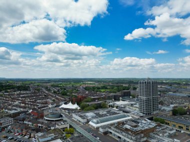 İngiltere 'nin güneybatısındaki tarihi Swindon şehrinin yüksek açılı görüntüsü. Hava görüntüsü, 27 Mayıs 2024 'te, İHA' nın kamerasıyla Orta Yükseklik 'ten günbatımı saatinde kaydedildi..