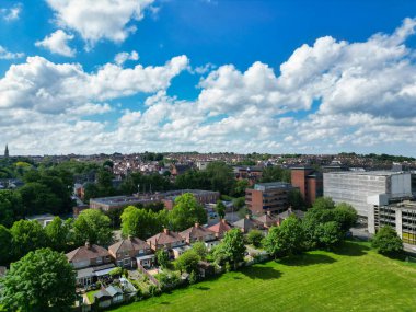 İngiltere 'nin güneybatısındaki tarihi Swindon şehrinin yüksek açılı görüntüsü. Hava görüntüsü, 27 Mayıs 2024 'te, İHA' nın kamerasıyla Orta Yükseklik 'ten günbatımı saatinde kaydedildi..