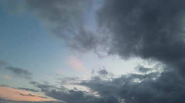 İngiltere üzerinde Hızlı Hareketli Günbatımı Bulutları ve Renkli Gökyüzü 