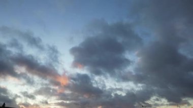 İngiltere üzerinde Hızlı Hareketli Günbatımı Bulutları ve Renkli Gökyüzü 