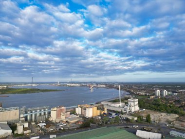 Tilbury Şehir Merkezi ve Thames Nehri 'ndeki Rıhtım, Thurrock, Essex, İngiltere, İngiltere. Hava görüntüsü 20 Nisan 2024 'te İHA' nın kamerasıyla gündoğumundan hemen sonra kaydedildi..