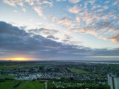 Tilbury Şehir Merkezi ve Thames Nehri 'ndeki Rıhtım, Thurrock, Essex, İngiltere, İngiltere. Hava görüntüsü 20 Nisan 2024 'te İHA' nın kamerasıyla gündoğumundan hemen sonra kaydedildi..