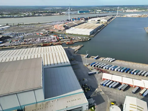 Tilbury Şehir Merkezi ve Thames Nehri 'ndeki Rıhtım, Thurrock, Essex, İngiltere, İngiltere. Hava görüntüsü 20 Nisan 2024 'te İHA' nın kamerasıyla gündoğumundan hemen sonra kaydedildi..