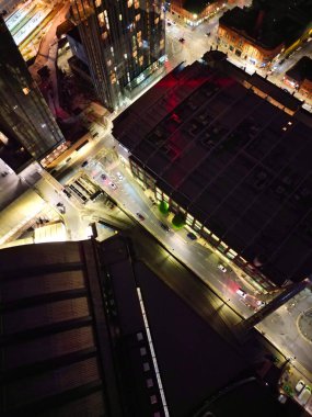 Aydınlanmış Central Manchester City ve Downtown Buildings 'in Hava Gecesi Manzarası, İngiltere. Yüksek Açılı Kamera 4 Mayıs 2024 'te İHA' nın Gece Yarısı Kamerasıyla çekildi..