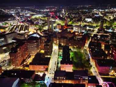 Aydınlanmış Central Manchester City ve Downtown Buildings 'in Hava Gecesi Manzarası, İngiltere. Yüksek Açılı Kamera 4 Mayıs 2024 'te İHA' nın Gece Yarısı Kamerasıyla çekildi..